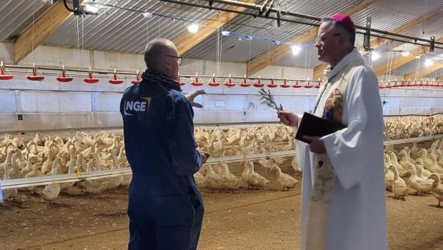 Mgr Valentin, évêque, bénédiction