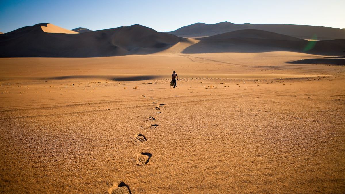 persona en el desierto