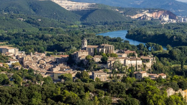 Le village de Viviers vu d'une colline au-dessus du Rhône