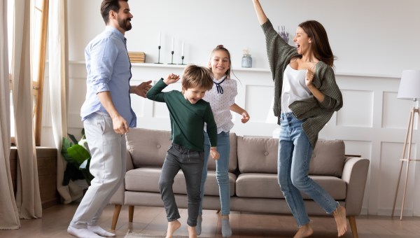 FAMILLE-HAPPY-DANSE-shutterstocK