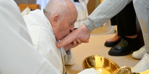 Le pape François à genoux devant des détenues