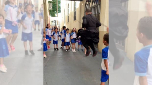 brésil, prêtre, soutane, enfants, jeux