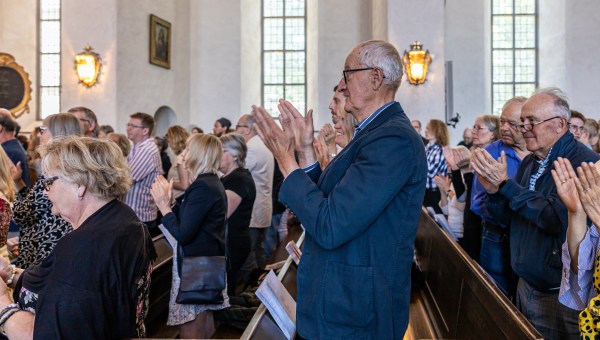 APPLAUDISSEMENTS-EGLISE-shutterstock