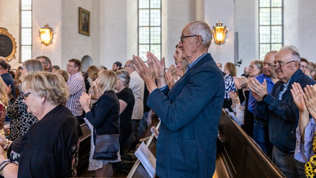 APPLAUDISSEMENTS-EGLISE-shutterstock