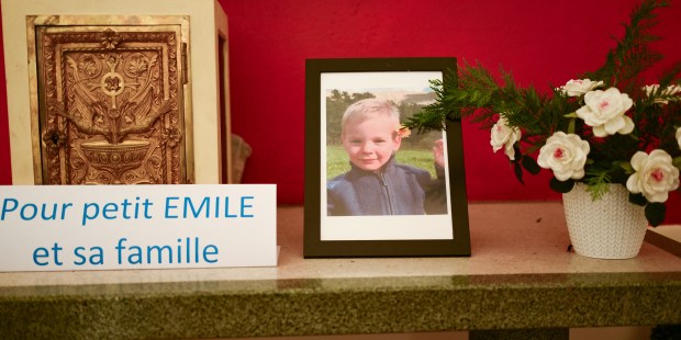 ✟ Élan de prière pour le petit Émile 2 ans - Disparu samedi 8 juillet au Vernet ✟ AUTEL-MESSE-EMILE-AFP-000_34N23K3