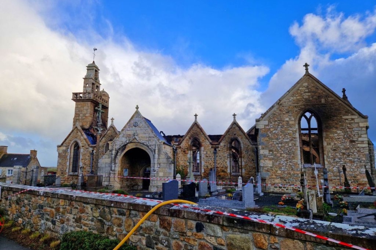 En Bretagne, l&rsquo;église Notre-Dame de Bringolo ravagée par les flammes