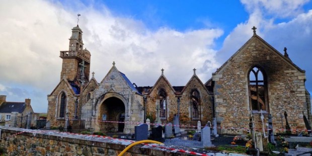 En Bretagne, l’église Notre-Dame de Bringolo ravagée par les flammes