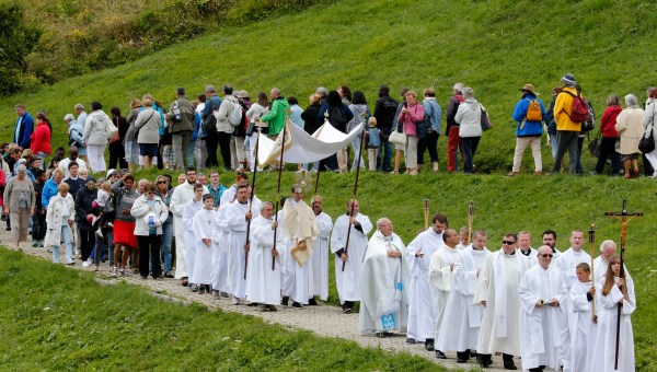 PROCESSION-FETE-DIEU-GODONG