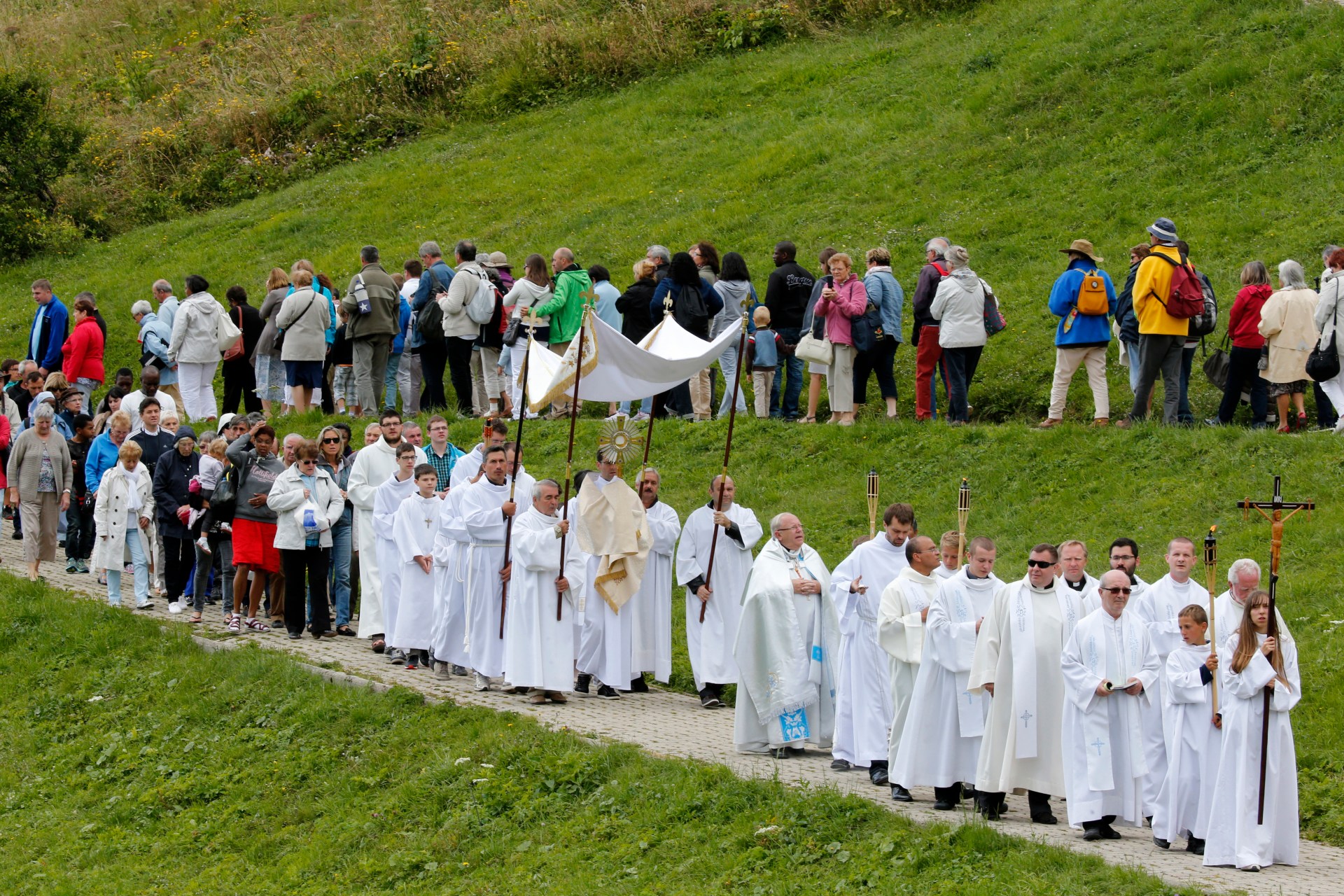 PROCESSION-FETE-DIEU-GODONG
