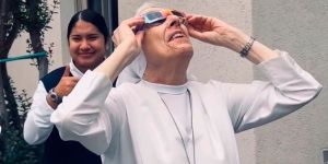 La délicieuse réaction de sœur Cecilia lors de l’éclipse solaire