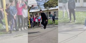 Ce prêtre ne plaisante pas avec la corde à sauter !