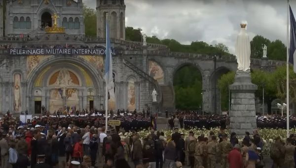 Toutes les armées du monde prient pour la paix