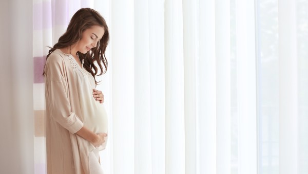 FEMME-ENCEINTE-MATERNITE-shutterstock
