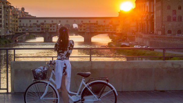 FLORENCE-VELO-FEMME-shutterstocK