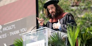 Jonathan Roumie à de jeunes diplômés : “Efforcez-vous de prêcher l’Évangile”