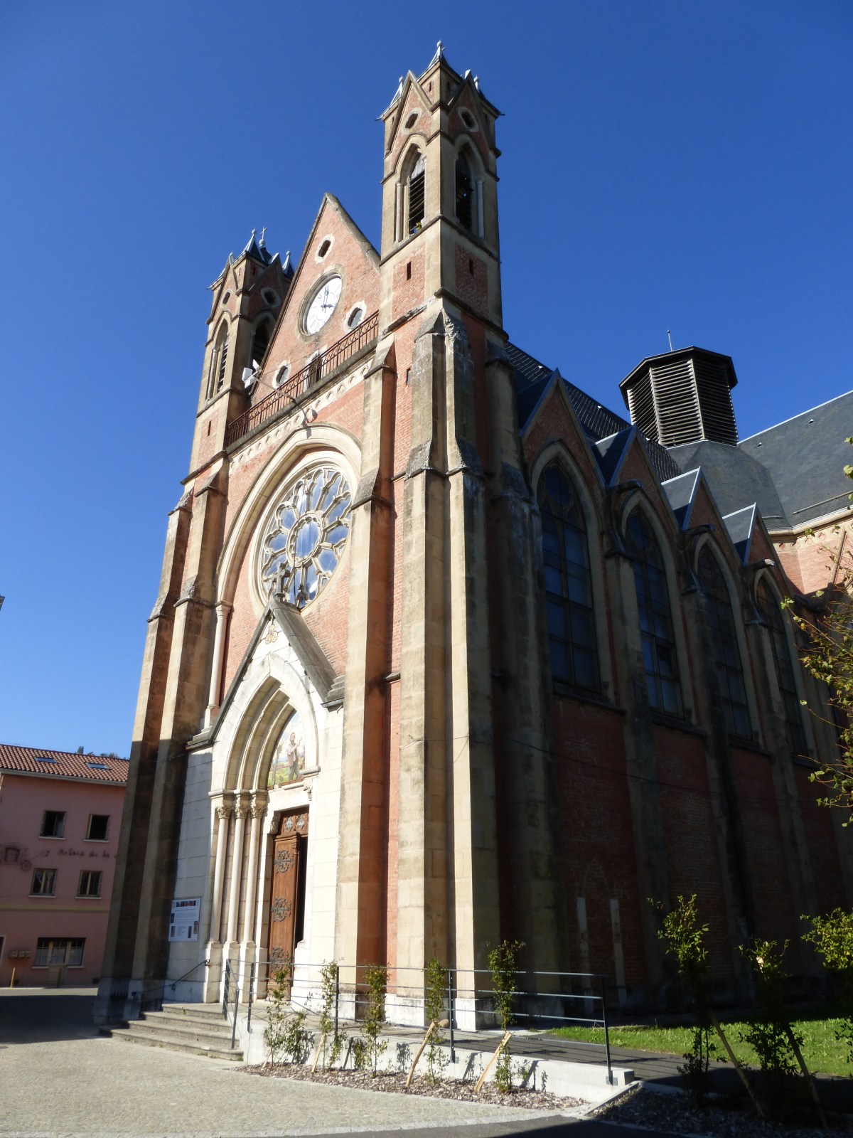 Notre-Dame-de-lOsier_-_Basilique