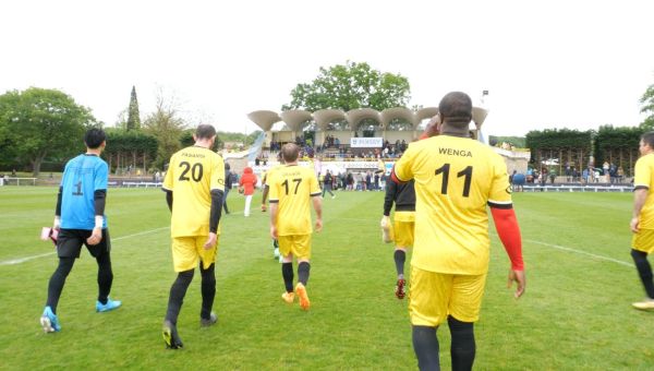 Match de foot entre la Sélection nationale des prêtres et le Variétés Club de France