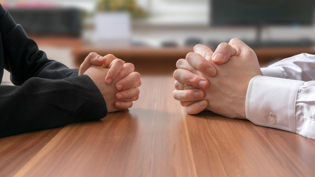 TABLE-NEGOCIATIONS-MAINS-shutterstock