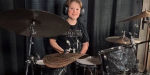 John, 11 ans, batteur pour le Seigneur