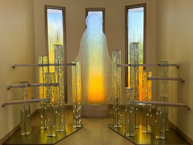 20-Fleur-Nabert-eglise-de-sainte-cecile-plage-Vierge-et-orgue-de-lumiere