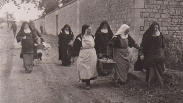 CARMELITES-DE-CAEN-FUYANT-SOUS-LES-BOMBARDEMENTS
