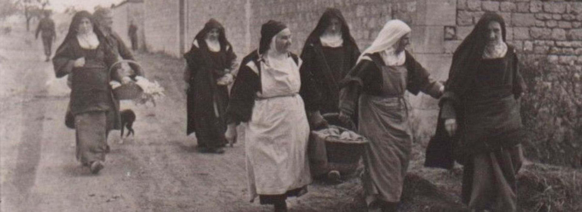 CARMELITES-DE-CAEN-FUYANT-SOUS-LES-BOMBARDEMENTS