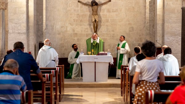 MESSE-EUCHARISTIE-ELEVATION-ASSEMBLEE-GODONG