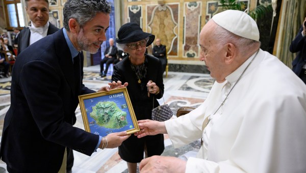 Pope-Francis-with-Manu-Payet