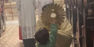 L’adorable réaction de ce bout de chou devant le Saint-Sacrement