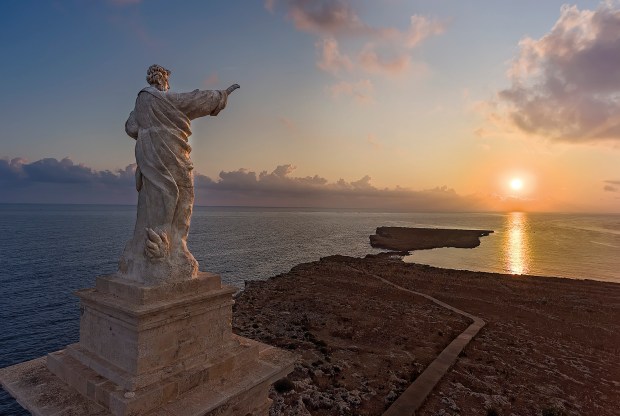 La statue de saint Paul sur l'îlot de son naufrage .