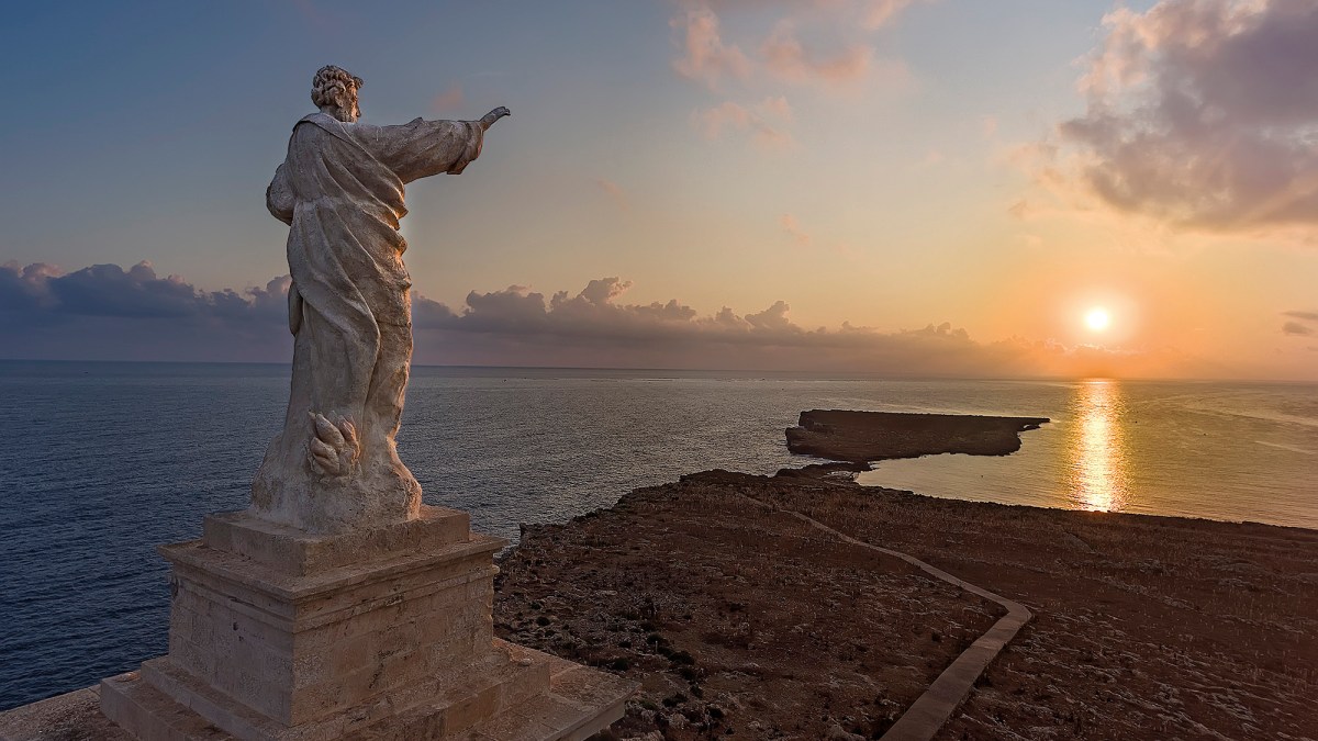 La statue de saint Paul sur l'îlot de son naufrage .