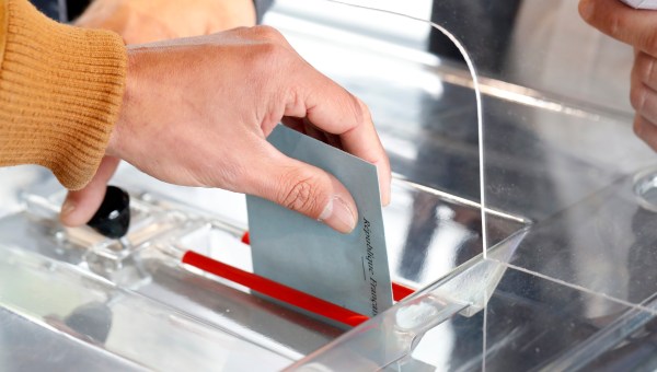 VOTE-POLITIQUE-URNE-FRANCE-shutterstock