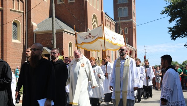 Monks of St. Benedict’s Abbey in Atchison, Kansas, walk with the Blessed Sacrament in Atchison as it enters Benedictine College’s campus. Benedictine College is a premiere sponsor of the National Eucharistic Congress, the ultimate destination of the pilgrimage.