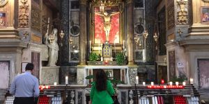 Trois crucifix pour renverser le monde 