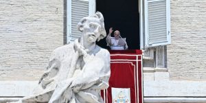 Angélus : le pape François invite à mettre l’amour au centre de la vie, et non les biens matériels