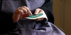 À l’abbaye Notre-Dame d’Argentan, la fabrication de la dentelle ne tient qu’à un fil