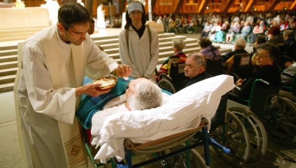 messe, sanctuaire, Saint Pie X, basilique, internationale, catholique, catholicisme, christianisme, chrétien, clergé, prêtre, eucharistie, saint sacrement, hostie, handicap, malade, handicapé, communion
