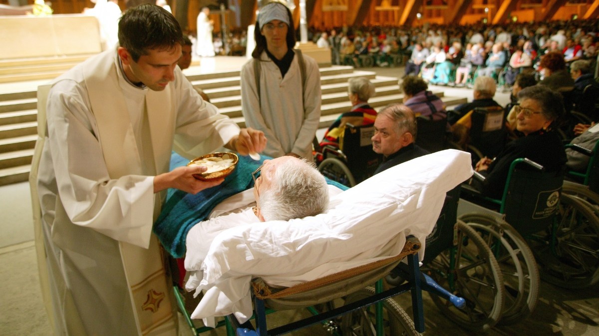messe, sanctuaire, Saint Pie X, basilique, internationale, catholique, catholicisme, christianisme, chrétien, clergé, prêtre, eucharistie, saint sacrement, hostie, handicap, malade, handicapé, communion
