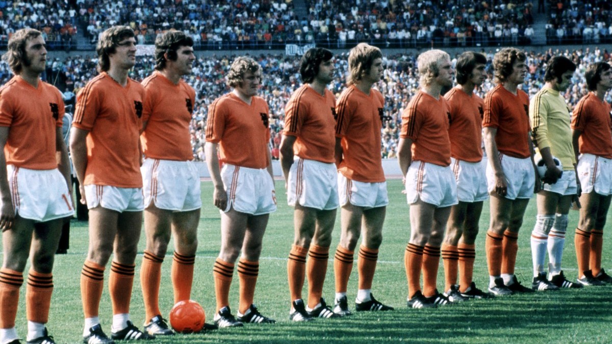 EQUIPE-FOOT-ORANGE-PAYS-BAS-1974.jpg