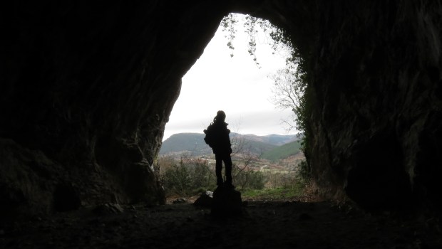 HOMME-GROTTE-DE-NEANDERTAL-shutterstock