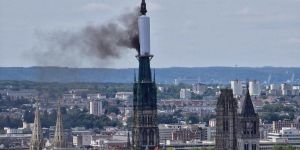 La flèche de la cathédrale de Rouen touchée par un incendie