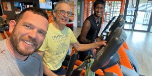 Père Cédric, le prêtre qui parle de Dieu sur un tapis de course