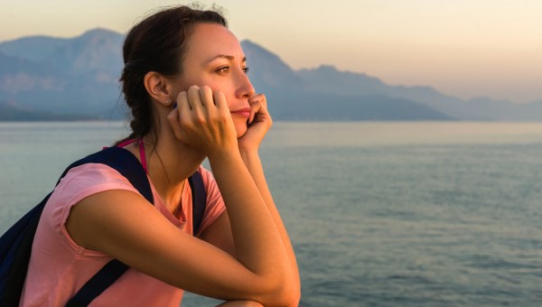 WOMAN-SEA-REFLEXION-shutterstock