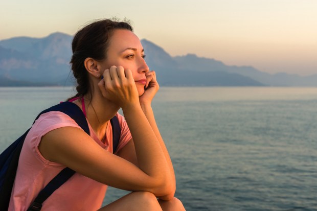 WOMAN-SEA-REFLEXION-shutterstock