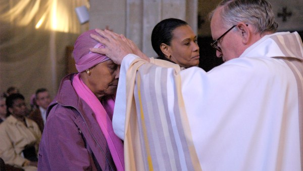 sacrement des malades, onction, imposition des mains, prêtres