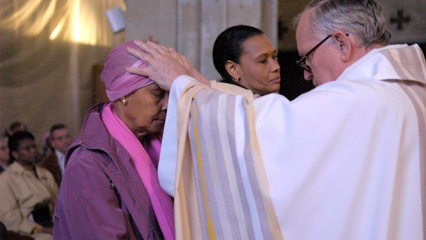 sacrement des malades, onction, imposition des mains, prêtres