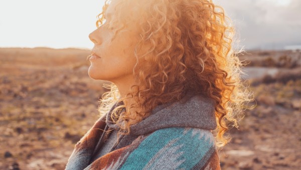 Kobieta z zamkniętymi oczami