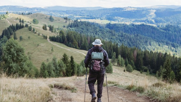 HOMME-MARCHE-MONTAGNE-shutterstock