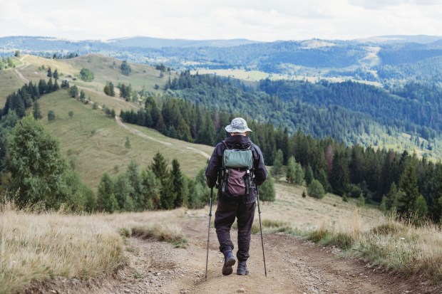 HOMME-MARCHE-MONTAGNE-shutterstock