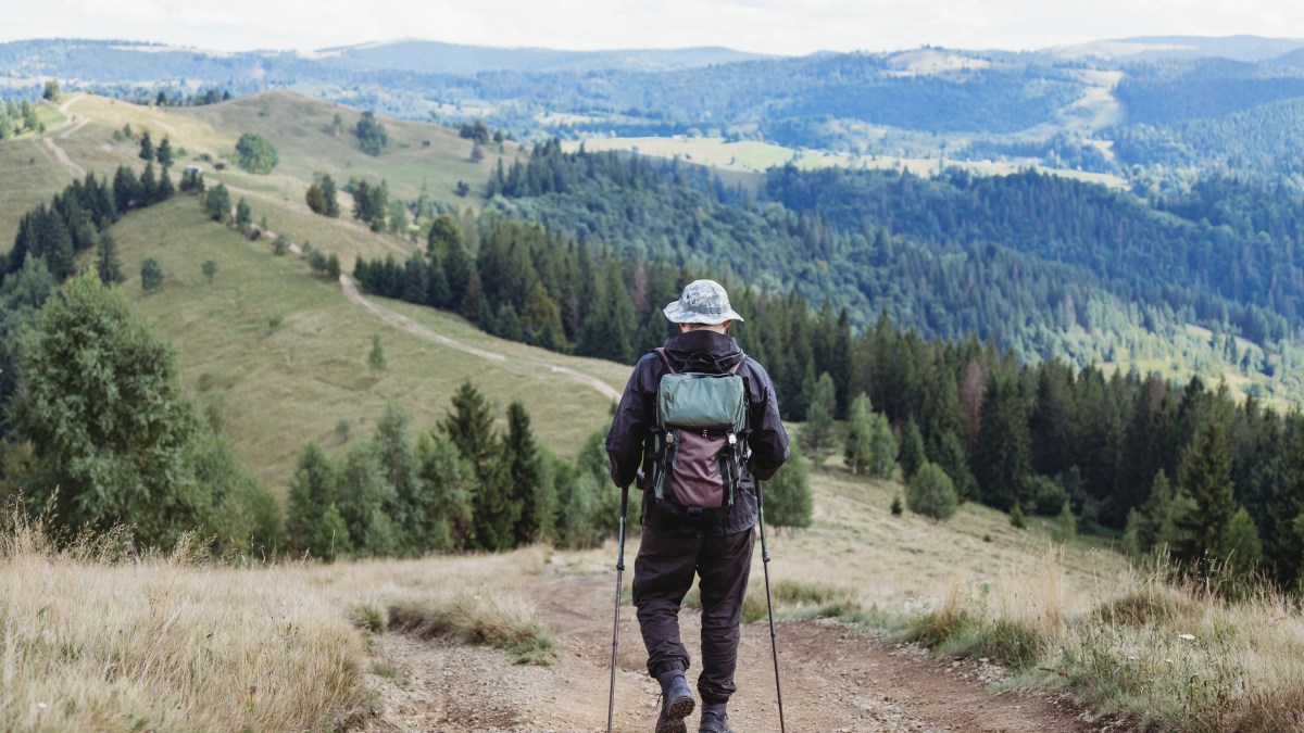HOMME-MARCHE-MONTAGNE-shutterstock